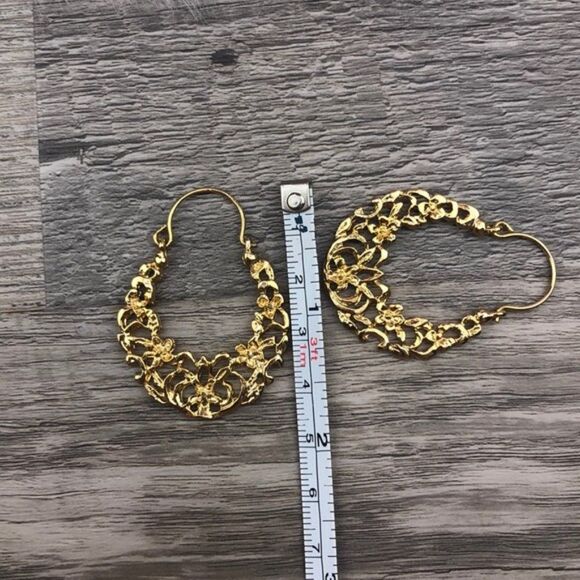 Gold Floral Detailed Hoop Earrings NWOT - Picture 8 of 8